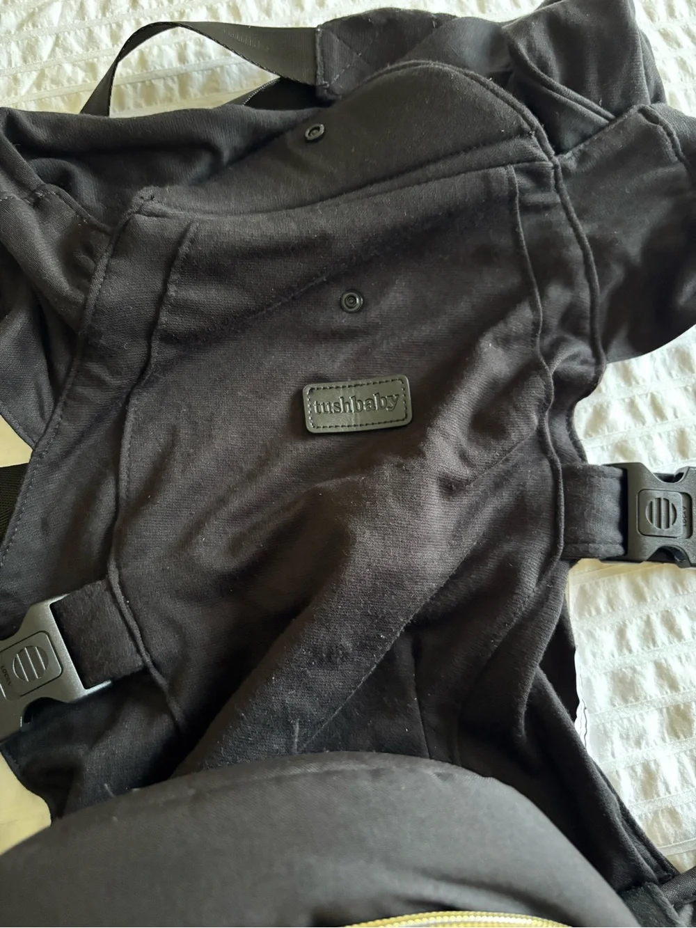 Tushbaby Black Baby Hip Seat Carrier with Hands-Free Attachment